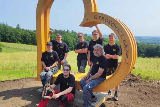 Nad Otrokovicemi vyrostl originální fotopoint v podobě dřevěného srdce