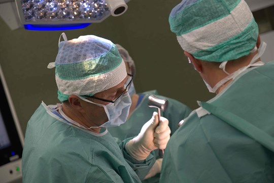 Ortopedi Baťovy nemocnice vyměňují ramenní klouby už 20 let