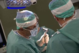 Ortopedi Baťovy nemocnice vyměňují ramenní klouby už 20 let