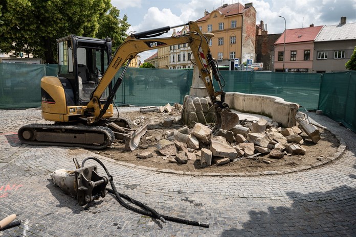 Zchátralá kašna na náměstí v Kroměříži prochází kompletní rekonstrukcí