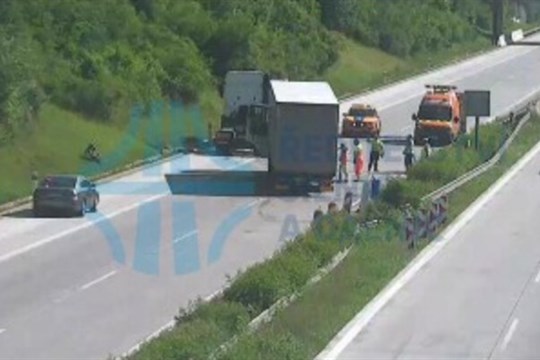 Kamion na dálnici u Ostravy prorazil svodidla a skončil v protisměru