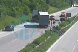 Kamion na dálnici u Ostravy prorazil svodidla a skončil v protisměru