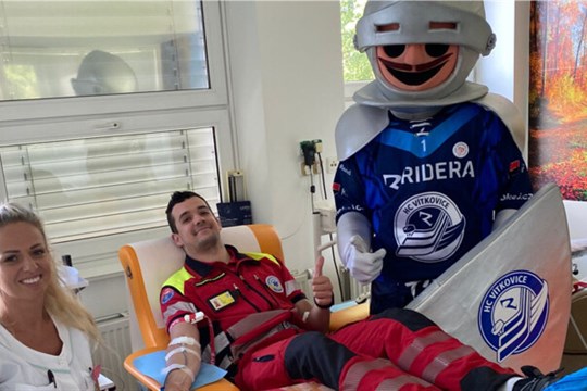 Záchranáři podpořili akci Val darovat. Spolu s hokejisty Vítkovic darovali krev