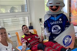 Záchranáři podpořili akci Val darovat. Spolu s hokejisty Vítkovic darovali krev