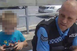 Ztracený chlapeček ani si nevšiml, že je maminka pryč. Rodinné drama mělo šťastný konec