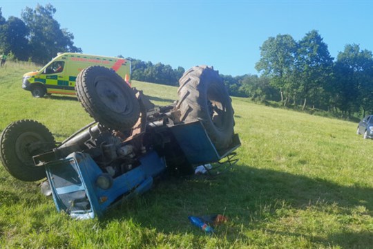Traktor se převrátil na louce. Tři lidé vyskočili, čtvrtý se těžce zranil