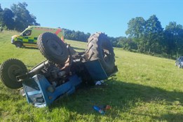 Traktor se převrátil na louce. Tři lidé vyskočili, čtvrtý se těžce zranil
