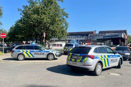 Ohlášena bomba na koupališti v Ostravě. Na 1 500 lidí muselo opustit areál
