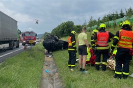 Kolize několika automobilů zastavila provoz na tahu k slovenské hranici, překládala se munice