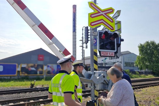 Lidem přijde čekání u závor dlouhé, přecházení kolejí na červenou policisté pokutovali