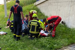 Žena spadla z mostu v ostravském Zábřehu, pomohli jí lidé a záchranáři