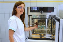 Nový pomocník na valašskomeziříčské patologii: Moderní sušárna skla zrychluje laboratorní provoz