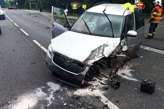 Hlavní silniční tah na Slovensko uzavřela nehoda tří osobních vozidel. Viník z místa utekl