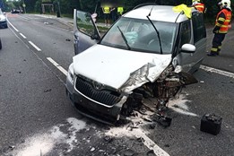 Hlavní silniční tah na Slovensko uzavřela nehoda tří osobních vozidel. Viník z místa utekl