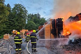 Rozsáhlý požár pily ve Velkých Karlovicích: 18 jednotek hasičů, dva zranění, škody v řádu stovek milionů korun