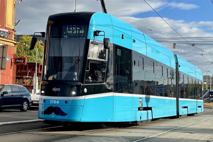 V Ostravě někdo pálil po tramvajích a autobusech, rozbil 10 skel