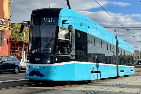 V Ostravě někdo pálil po tramvajích a autobusech, rozbil 10 skel