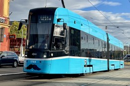 V Ostravě někdo pálil po tramvajích a autobusech, rozbil 10 skel