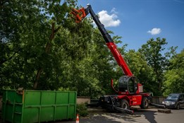 V Pražské ulici v Karlových Varech probíhá prořezávka stromů, dopravu řídí semafory