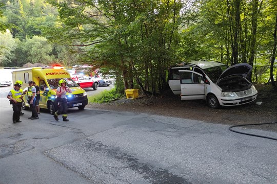 Auto se nekontrolovaně rozjelo z kopce ve chvíli, kdy žena poutala dítě do autosedačky