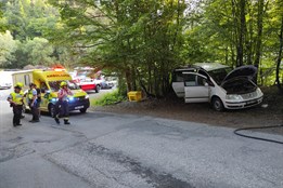 Auto se nekontrolovaně rozjelo z kopce ve chvíli, kdy žena poutala dítě do autosedačky