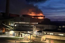 Noční požár v Novém Sedle: Tří­stupňový poplach a zásah 14 jednotek