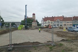 Práce na výstavbě nového dopravního terminálu a parkovacího domu v Prostějově pokračují