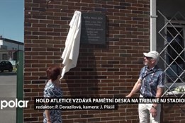 Hold atletice vzdává pamětní deska na tribuně novojičínského stadionu