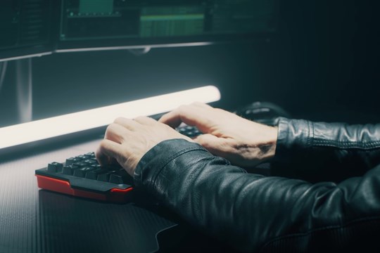 Stáhl erotické fotky z internetu a vydával se za ženu. Z nic netušícího muže vylákal přes 700 tisíc korun