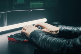 Stáhl erotické fotky z internetu a vydával se za ženu. Z nic netušícího muže vylákal přes 700 tisíc korun