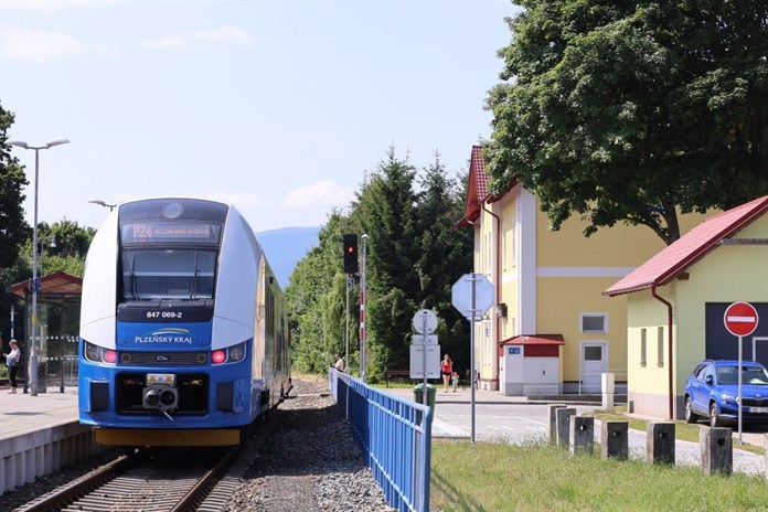 Z vlaku k autobusu stovky metrů je minulost. Nýrsko má nový přestupní terminál i parkoviště