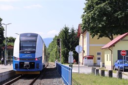 Z vlaku k autobusu stovky metrů je minulost. Nýrsko má nový přestupní terminál i parkoviště