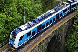 Karlovarský kraj zavádí mimořádné slevy na dopravu pro studenty a seniory: Zpětně proplatí až 25 % jízdného
