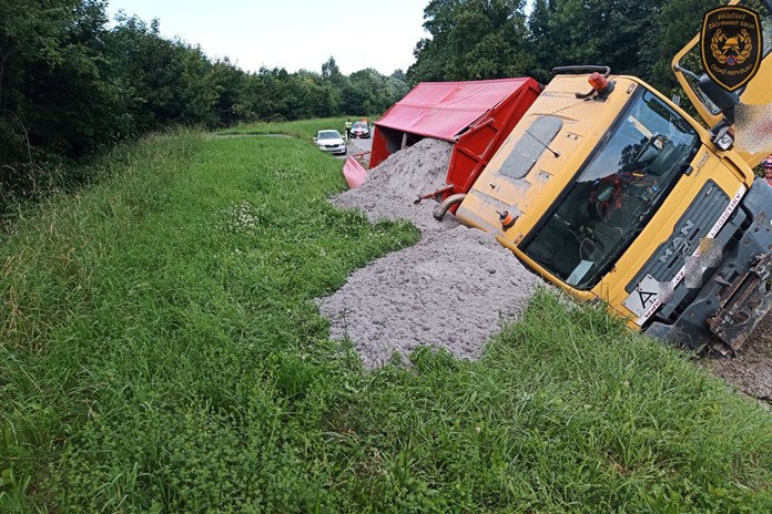 Čtvrteční nehody ve Zlínském kraji: havarovaný náklaďák, převrácená multikára nebo pád stromu na autobus plný dětí