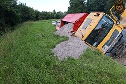 Čtvrteční nehody ve Zlínském kraji: havarovaný náklaďák, převrácená multikára nebo pád stromu na autobus plný dětí