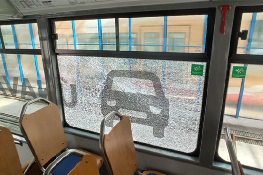 Po tramvajích, autobusech i autech střílel zdrogovaný kriminálník