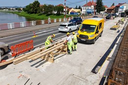 Opravy mostu v Uherském Hradišti se v červenci přesunou na druhou polovinu