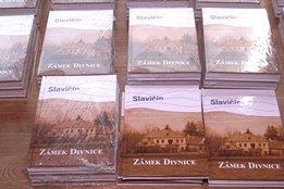 Divnický zámeček ožil v knize i díky zvelebení parku