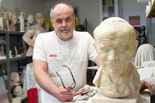 V krajské galerii vystavuje významný český sochař Radim Hanke