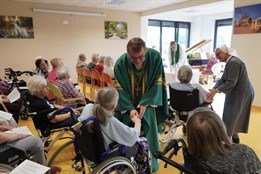 Biskup Tomáš Holub požehnal kapličce. Nový duchovní prostor obohatí duchovní život v plzeňském SeniorCentru
