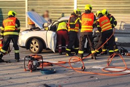 Na D48 u Loučky se srazila dvě auta, ženu transportoval vrtulník do ostravské nemocnice