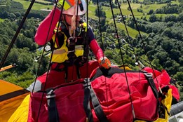 Zraněnou turistku museli záchranáři vytahovat do vrtulníku na laně