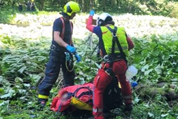 Cyklista spadl ze srázu a těžce se zranil. Hledali ho hasiči, záchranáři, policisté i dron