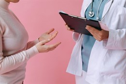 Karlovarský kraj poděkuje lékařům v důchodovém věku: Podpora má udržet ordinace v provozu