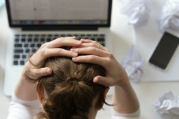 Žena si půjčila od rodiny i u banky a chtěla zhodnotit 5 milionů. Poslala je podvodníkům