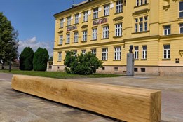 Prostor před Gymnáziem Jana Opletala prošel proměnou