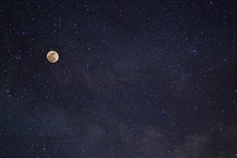 Letní noční obloha: Kde najdete hvězdárny a místa vhodná k pozorování hvězd
