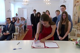 Žáci 9. tříd a studenti víceletého gymnázia převzali od vedení města ocenění