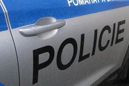 Žena na elektrokoloběžce srazila chodce, policisté pátrají po svědcích!