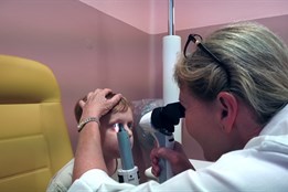 Oční klinika FNOL má díky nadaci prof. Vejdovského zbrusu nový přístroj